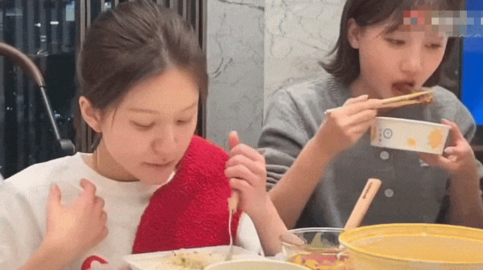 Triệu Lộ Tư lộ diện gây sốc sau đột quỵ: Phải có người bế, tay không cầm nổi thìa, nhai nuốt cũng khó khăn- Ảnh 3. Triệu Lộ Tư lộ diện gây sốc sau đột quỵ: Phải có người bế, tay không cầm nổi thìa, nhai nuốt cũng khó khăn- Ảnh 3.