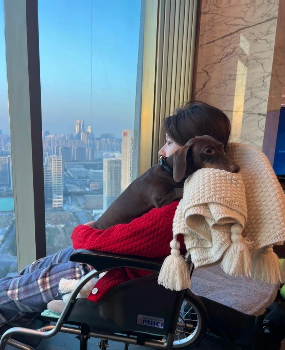 Triệu Lộ Tư lộ diện gây sốc sau đột quỵ: Phải có người bế, tay không cầm nổi thìa, nhai nuốt cũng khó khăn- Ảnh 5. Triệu Lộ Tư lộ diện gây sốc sau đột quỵ: Phải có người bế, tay không cầm nổi thìa, nhai nuốt cũng khó khăn- Ảnh 5.