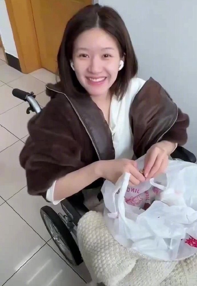 Triệu Lộ Tư lộ diện gây sốc sau đột quỵ: Phải có người bế, tay không cầm nổi thìa, nhai nuốt cũng khó khăn- Ảnh 4. Triệu Lộ Tư lộ diện gây sốc sau đột quỵ: Phải có người bế, tay không cầm nổi thìa, nhai nuốt cũng khó khăn- Ảnh 4.