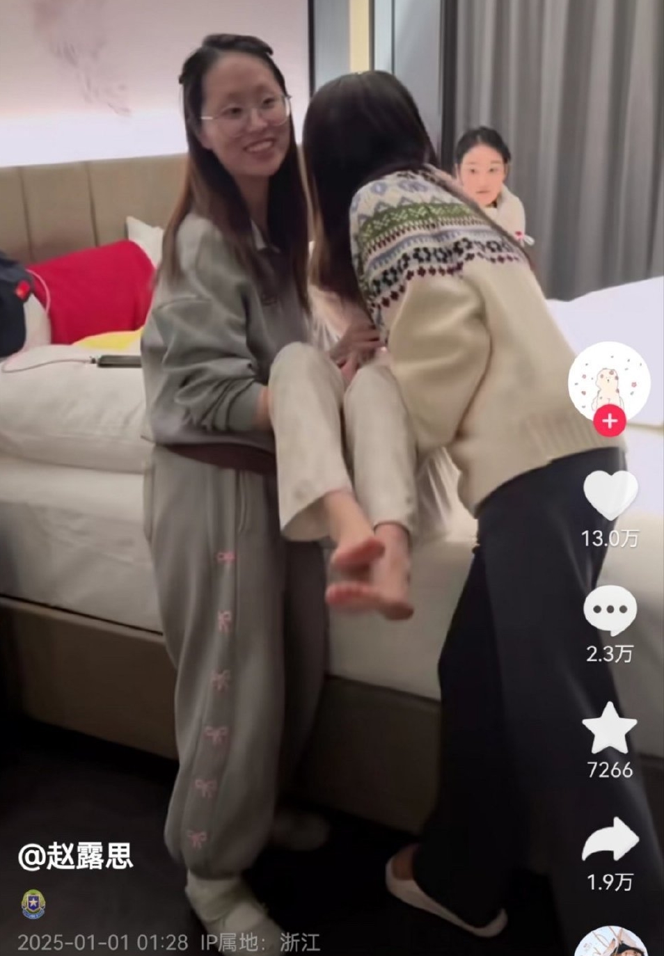 Triệu Lộ Tư lộ diện gây sốc sau đột quỵ: Phải có người bế, tay không cầm nổi thìa, nhai nuốt cũng khó khăn- Ảnh 1. Triệu Lộ Tư lộ diện gây sốc sau đột quỵ: Phải có người bế, tay không cầm nổi thìa, nhai nuốt cũng khó khăn- Ảnh 1.