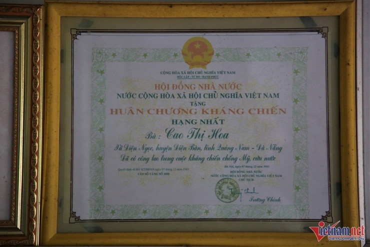 Huân chương kháng chiến hạng Nhất – phần thưởng cao quý dành cho vợ chồng ông Huỳnh Đức Nữa và bà Cao Thị Hoa. Ảnh: Hà Nam