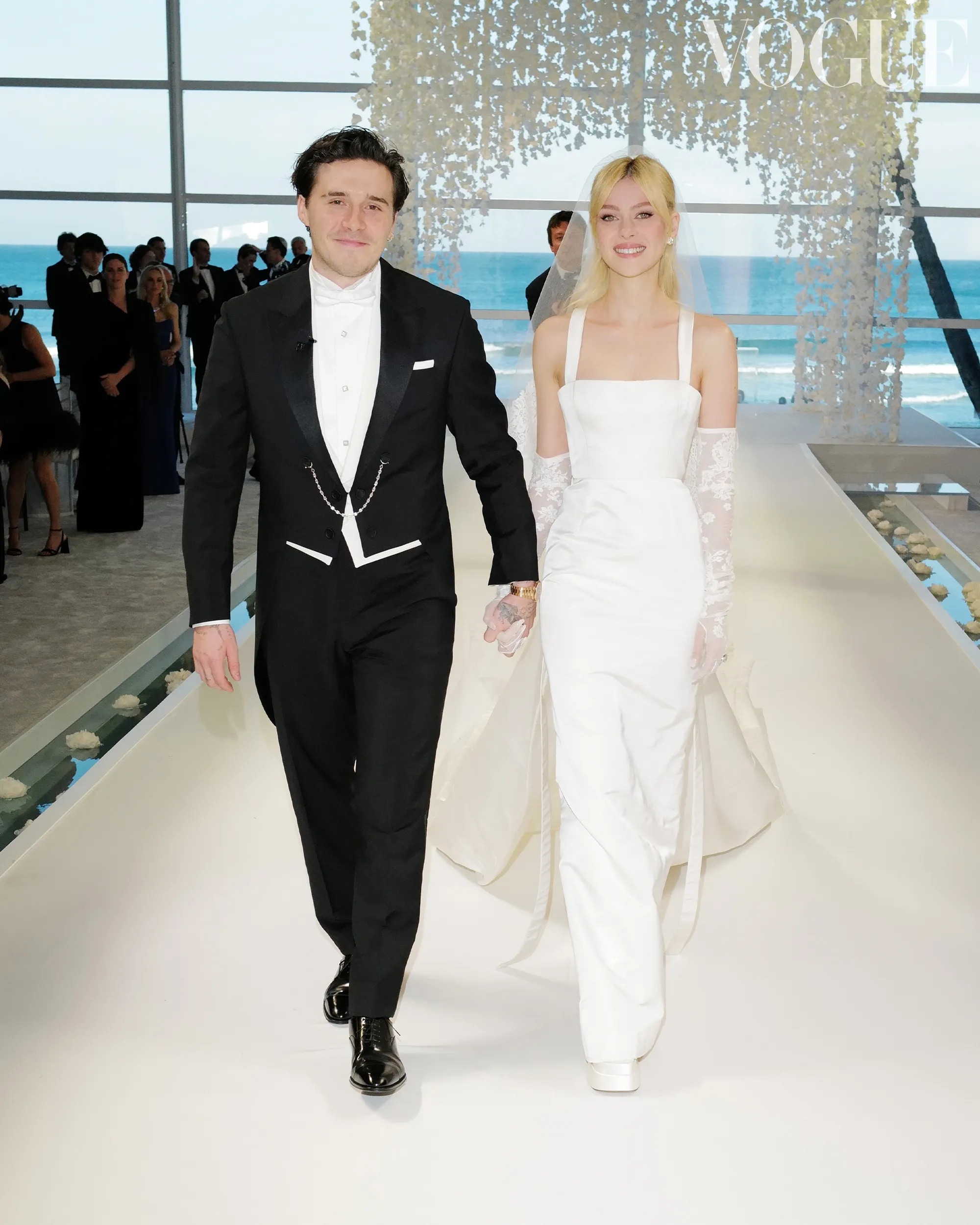 Biến căng cho Victoria Beckham: Con dâu chiêu trò hành