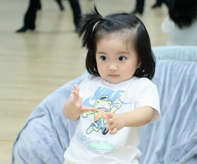 Con gái út của Khánh Thi xinh xắn như búp bê, lén làm chuyện này khi bố mẹ đi công tác nước ngoài- Ảnh 8.