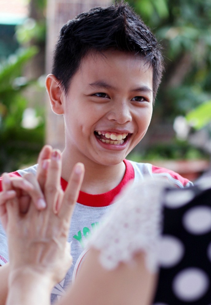 Không ngờ cậu nhóc từng gây sốt Vbiz này lại là cảnh vệ điển trai trong Tử Chiến Trên Không, đúng là con trai