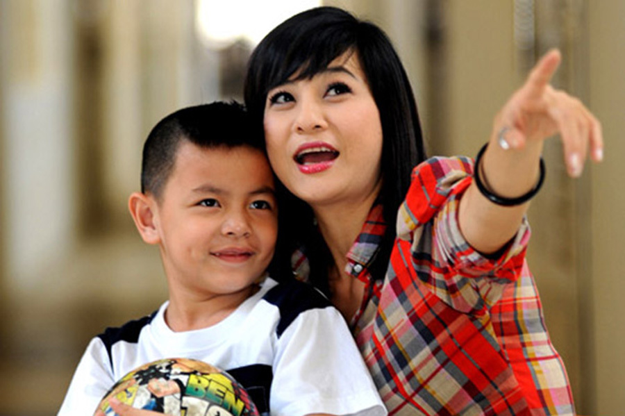 Không ngờ cậu nhóc từng gây sốt Vbiz này lại là cảnh vệ điển trai trong Tử Chiến Trên Không, đúng là con trai