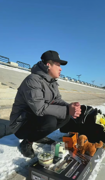 Bị phạt tù vì ăn cắp tiền điều trị ung thư cho con, người cha khóc ngất nghe tin con trai qua đời khi vẫn ngồi trong song sắt- Ảnh 3.