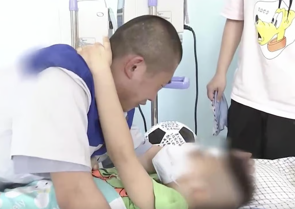 Bị phạt tù vì ăn cắp tiền điều trị ung thư cho con, người cha khóc ngất nghe tin con trai qua đời khi vẫn ngồi trong song sắt- Ảnh 2.