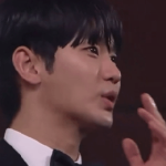 Báo động tình trạng của Kim Soo Hyun sau khi bị tung ảnh ăn mặc mát mẻ rửa chén ở nhà Kim Sae Ron congratulations kim soohyun aka baek hyunwoo for winning v0 h32guo5v40zc1 1742550457210525865778 43 0 378 640 crop 17425504780181024960215gifpng