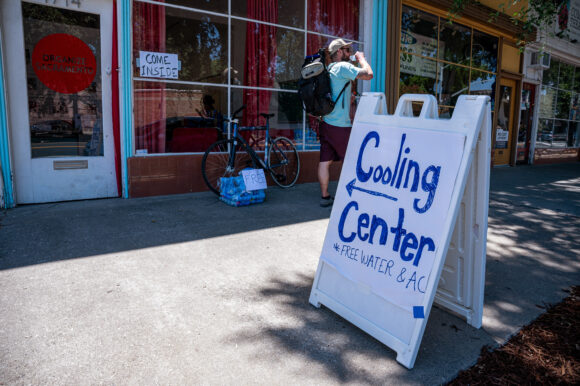 Mặt đường đã nóng đến 70 độ C: Một mùa hè nóng như thiêu đốt khắp toàn cầu đã đến, có thể phá vỡ mọi kỷ lục trước nay- Ảnh 2.