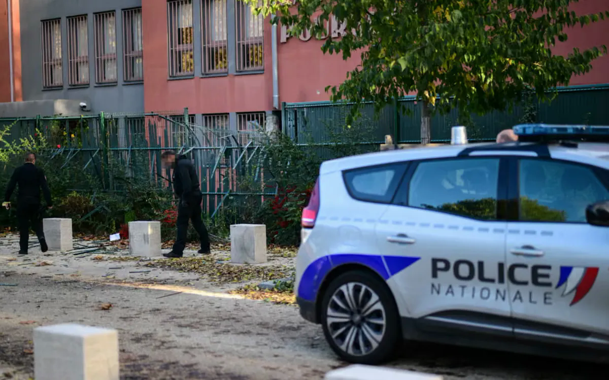 Bên ngoài công ty kim loại quý tại Lyon - nơi xảy ra vụ cướp táo tợn hôm 31/10/2025 (Ảnh: AFP)