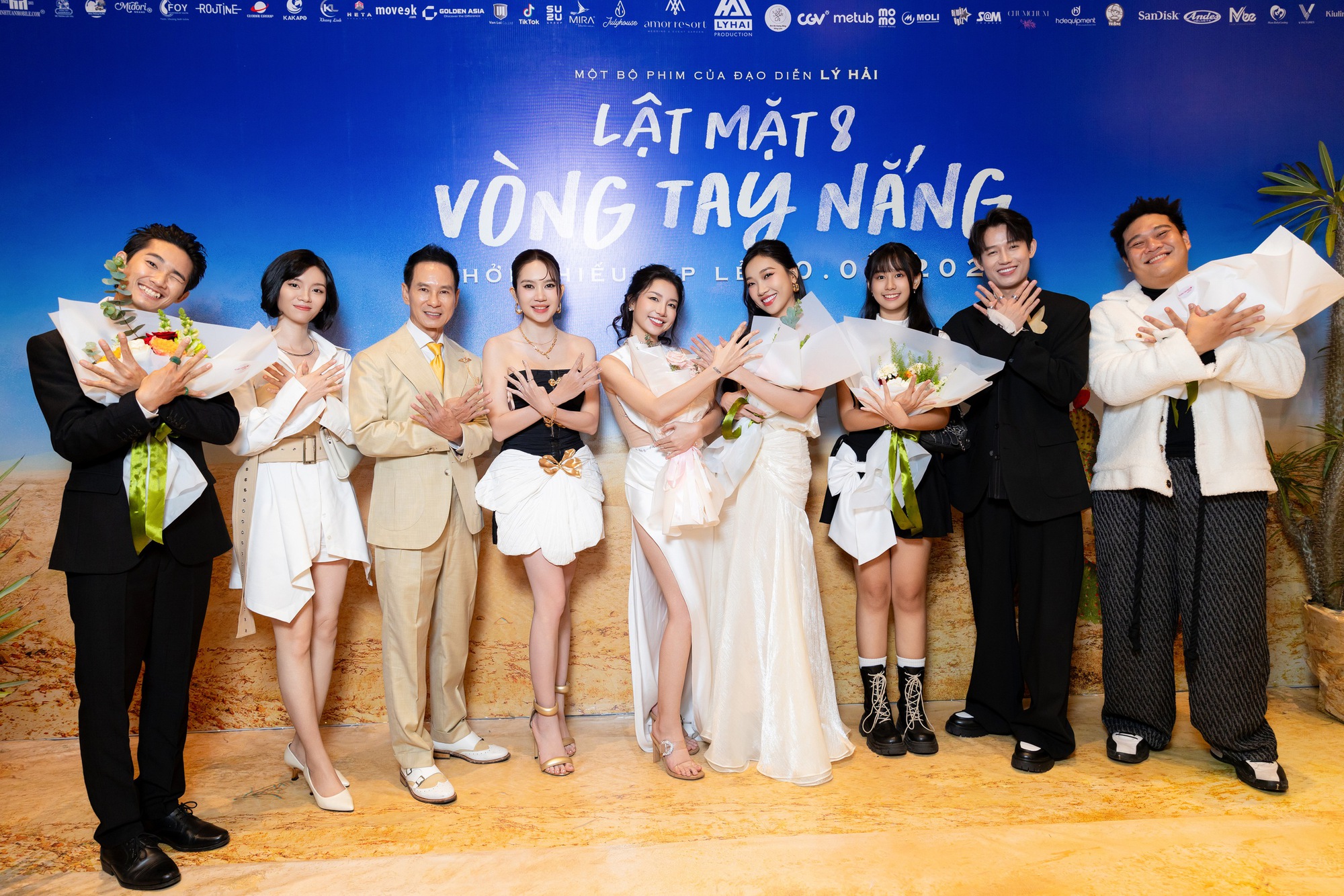 Lật Mặt 8 thống trị phòng vé ngày đầu công chiếu, doanh thu bỏ xa 24 đối thủ cộng lại- Ảnh 2.