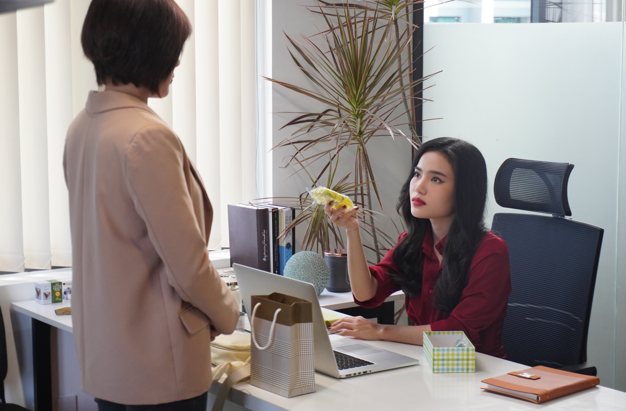 Sao nữ xuất hiện là sang chảnh tràn màn hình nhưng chỉ cần thở nhẹ thôi cũng thấy ác- Ảnh 6. Sao nữ xuất hiện là sang chảnh tràn màn hình nhưng chỉ cần thở nhẹ thôi cũng thấy ác- Ảnh 6.