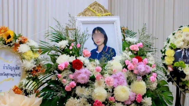 Dắt xe qua đoạn đường ngập nước, cô gái đột nhiên ngã xuống, nhân chứng chạy tới chứng kiến cảnh ám ảnh- Ảnh 3.