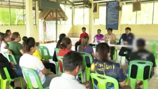 Chồng chở bồ trên ô tô, bị vợ dùng Chồng chở bồ trên ô tô, bị vợ dùng