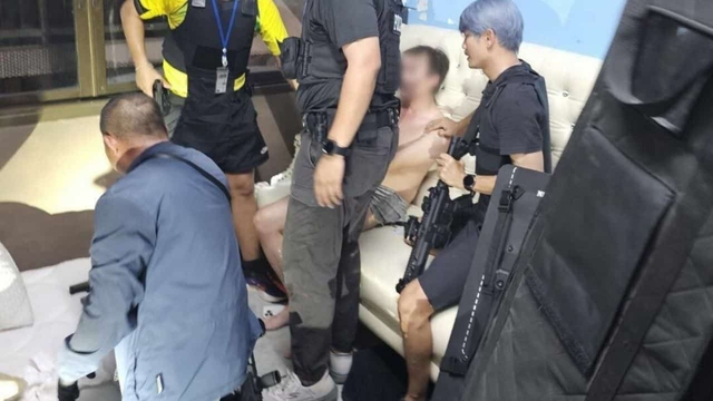 Thấy ô tô của hàng xóm nổ máy từ trưa đến tối, người phụ nữ tới gần thì hoảng hốt, vội báo cảnh sát- Ảnh 3. Thấy ô tô của hàng xóm nổ máy từ trưa đến tối, người phụ nữ tới gần thì hoảng hốt, vội báo cảnh sát- Ảnh 3.