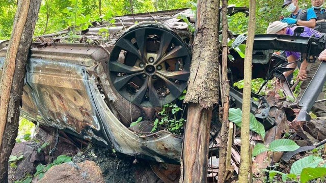 Đi cứu hộ nhưng lại tìm thấy 1 chiếc xe khác, nhìn vào bên trong khiến tất cả đều giật mình- Ảnh 2. Đi cứu hộ nhưng lại tìm thấy 1 chiếc xe khác, nhìn vào bên trong khiến tất cả đều giật mình- Ảnh 2.