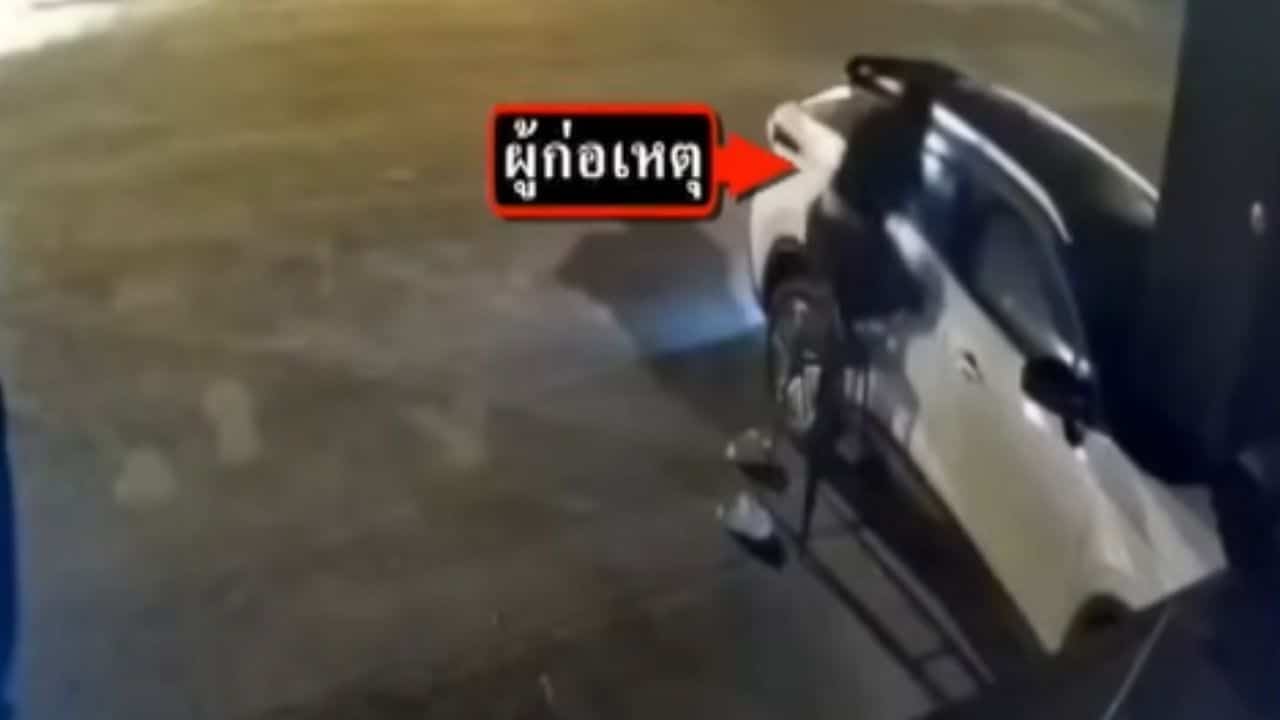 Cô gái xách cái ghế đến cạnh 1 chiếc ô tô rồi trèo lên, chuyện xảy ra sau đó khiến ai cũng ngỡ ngàng- Ảnh 1.