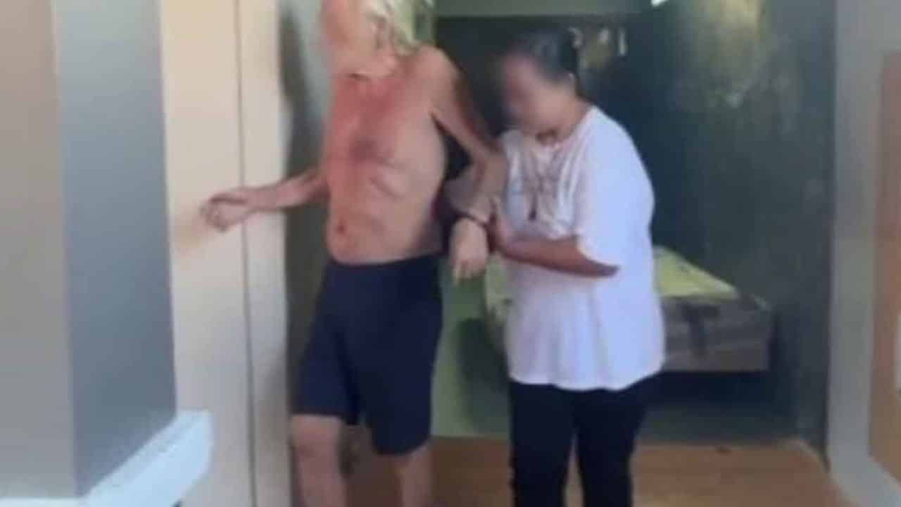 Bị mù nên không biết vợ đã làm gì trong nhà, người đàn ông chết lặng khi nghe hàng xóm thông báo tin dữ- Ảnh 1.