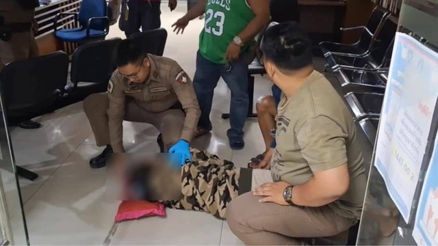 Đang đứng ở đồn cảnh sát, cô gái đột nhiên ngã lăn ra bất tỉnh, bạn trai chạy tới chứng kiến cảnh ám ảnh- Ảnh 1.