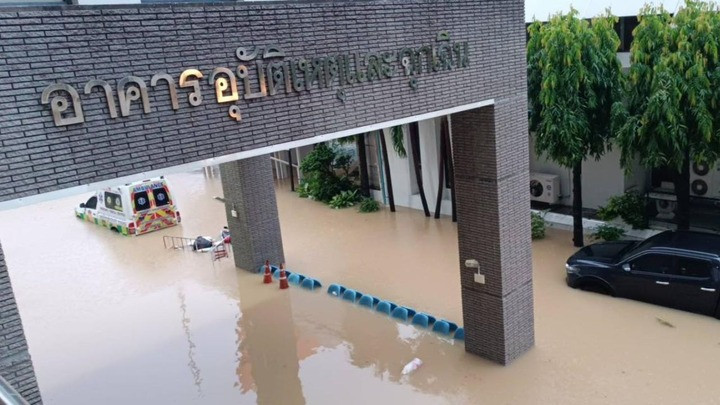 Bệnh viện Thái Lan ngập trong lũ lịch sử, đối mặt nguy cơ thiếu oxy- Ảnh 1.