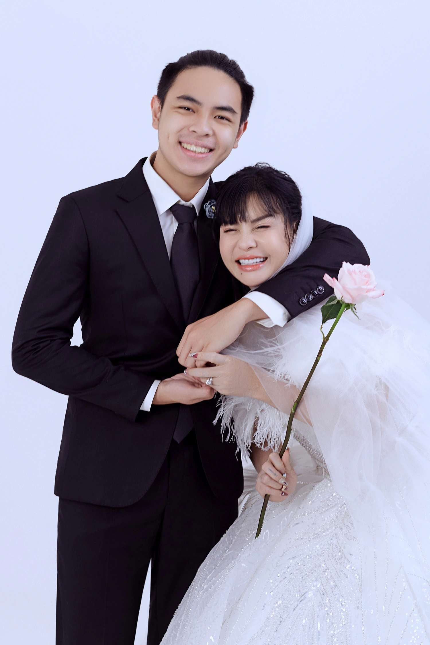 Nữ nghệ sĩ muốn 70 tuổi công khai bạn trai: Cưới 7 ngày thì ly hôn, từng yêu trai trẻ kém gần 20 tuổi- Ảnh 2.