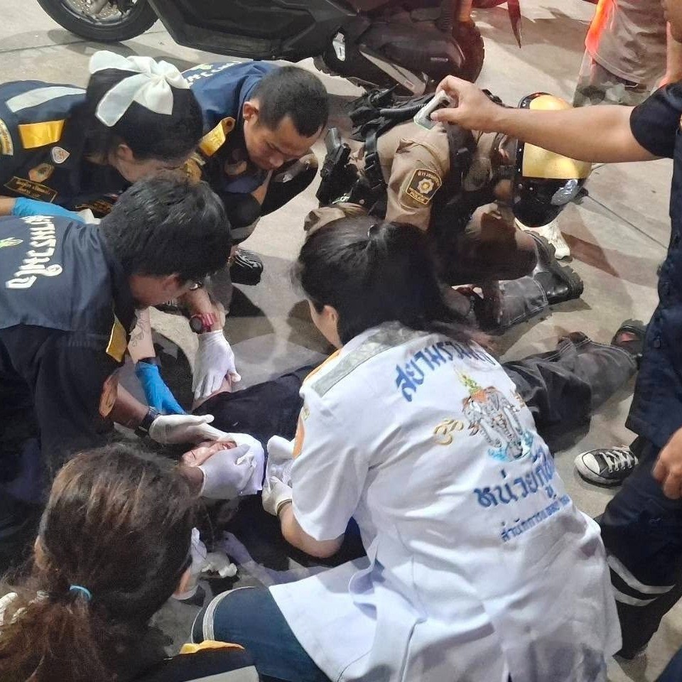 Nam ca sĩ được nhân viên y tế cầm máu tại hiện trường.