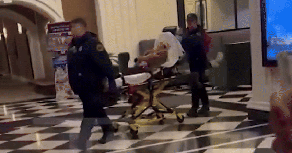 Clip sốc: Nữ diễn viên nổi tiếng bị chuốc thuốc tống tiền, được đưa đi trong tình trạng mất nhận thức 27 Clip sốc: Nữ diễn viên nổi tiếng bị chuốc thuốc tống tiền, được đưa đi trong tình trạng mất nhận thức ct3 17641333454101574726241 64 0 366 576 crop 1764133372962569875590gifpng