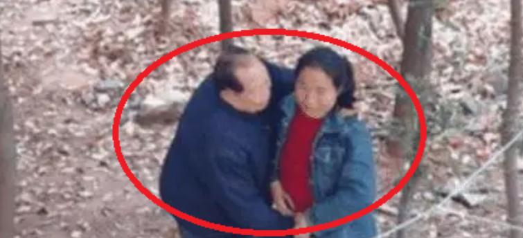 Cụ ông U80 Trung Quốc bị bắt khi đang mua dâm: Hiện trường khiến nhiều người sững sờ- Ảnh 2.