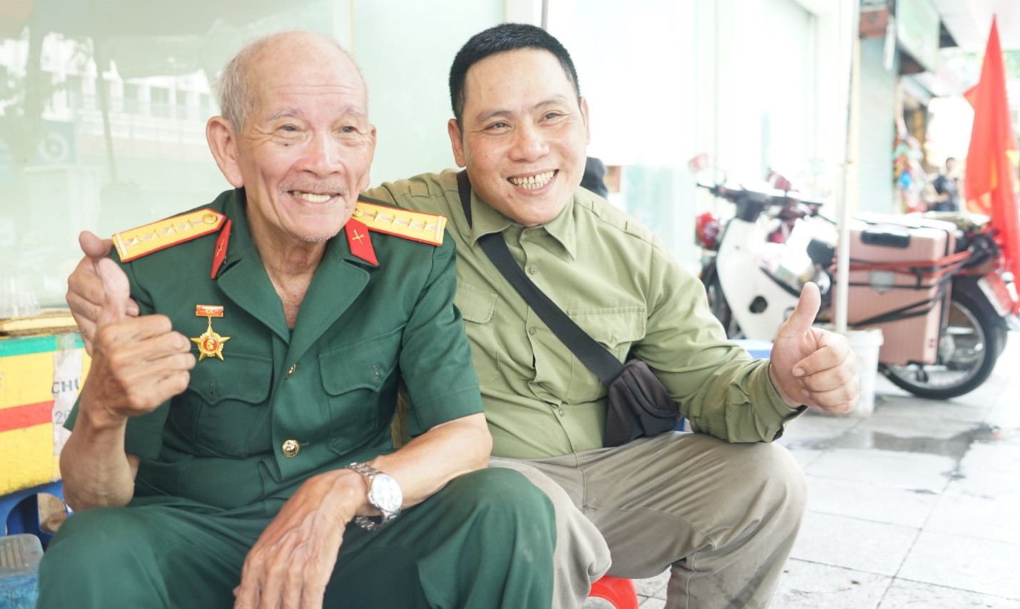 Cụ Thanh vui vẻ chụp ảnh cùng mọi người