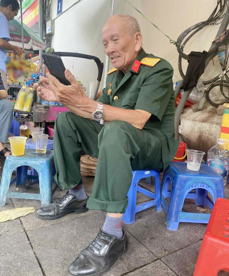 Người cựu chiến binh đã sẵn sàng cho ngày hội lớn của dân tộc
