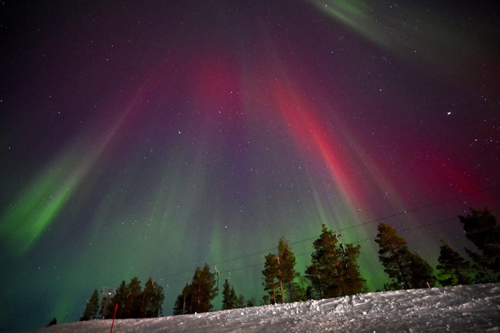 Ngắm cực quang tỏa sáng đêm giao thừa 2025- Ảnh 1.