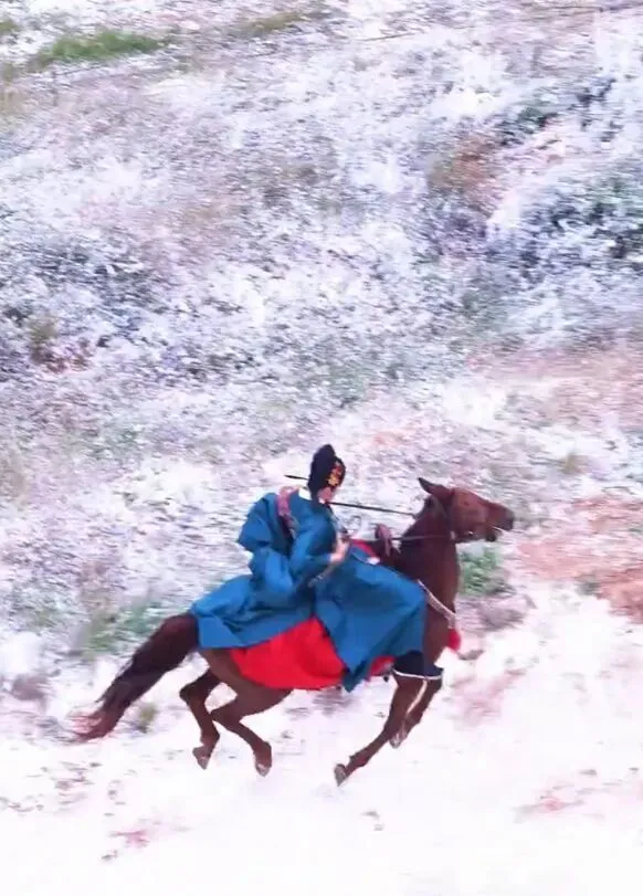 Đinh Vũ Hề suýt té ngã khi quay cảnh cưỡi ngựa- Ảnh 1.