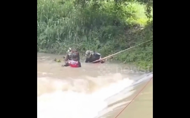 Vợ bị nước lũ cuốn trôi, người chồng có hành động khó tin- Ảnh 1.