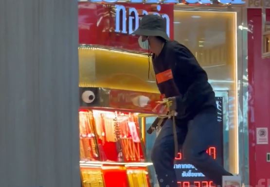 Người đàn ông cầm súng cướp số vàng trị giá 2,7 tỷ đồng- Ảnh 1. img