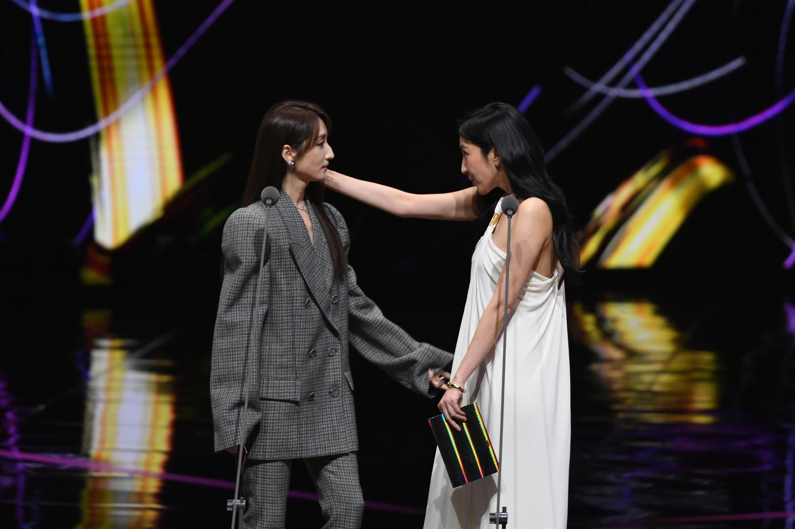 Sốc nhất Kim Chung 2025: 2 mỹ nhân hôn nhau sau khi giật tóc trên thảm đỏ- Ảnh 3.