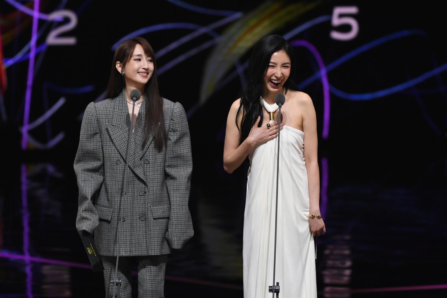 Sốc nhất Kim Chung 2025: 2 mỹ nhân hôn nhau sau khi giật tóc trên thảm đỏ- Ảnh 2.