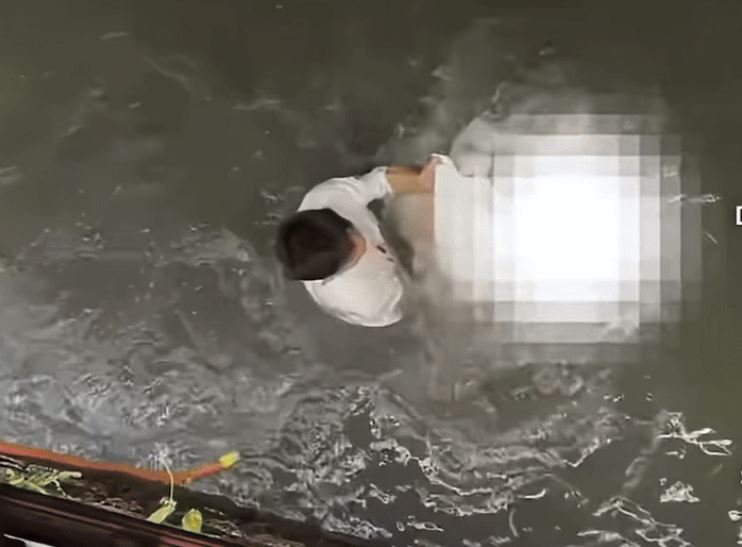 Đăng clip cứu người lên mạng, người đàn ông nhận cái kết ngỡ ngàng- Ảnh 1.