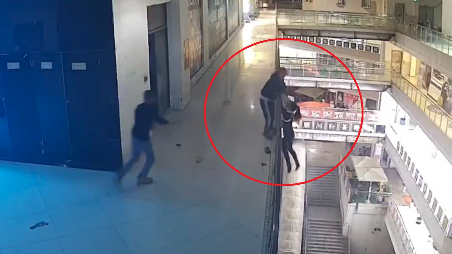 Người đàn ông cứu người phụ nữ nhảy lầu tự tử 2 lần liên tiếp- Ảnh 1. img