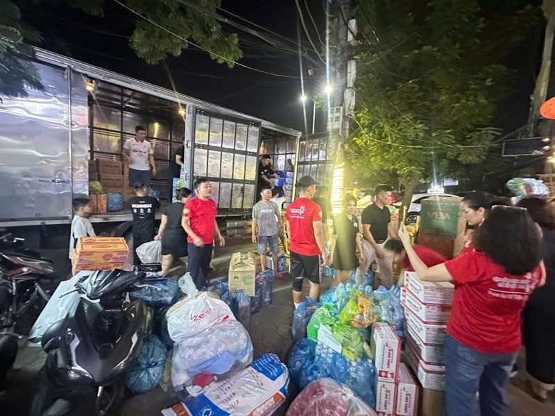 Người dân chung tay xếp nhu yếu phẩm lên xe cứu trợ 