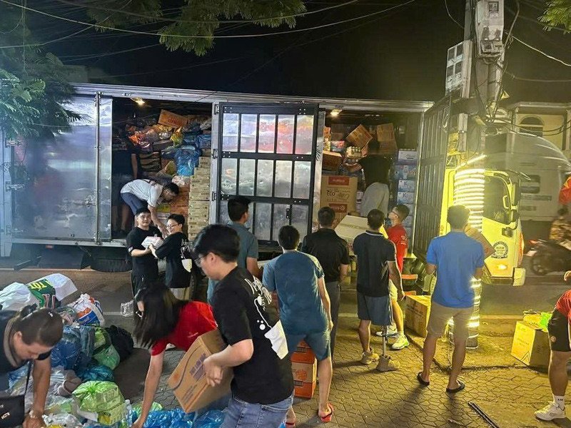 Người dân chung tay xếp nhu yếu phẩm lên xe cứu trợ 