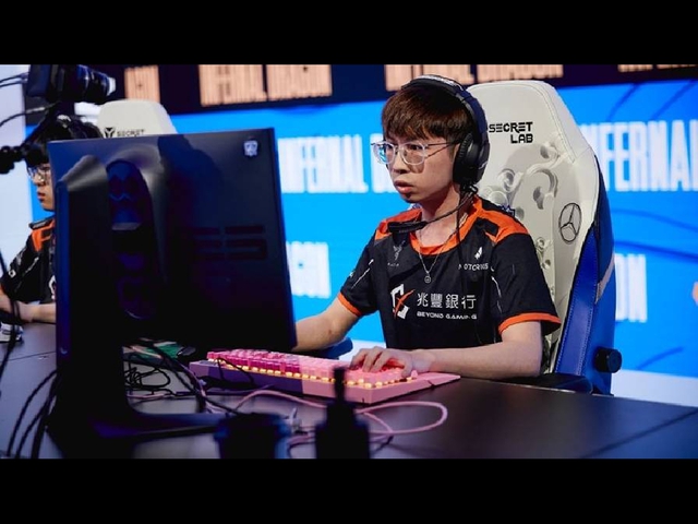 Tuyển thủ từng bị đuổi khỏi CKTG vì tiêu cực bất ngờ