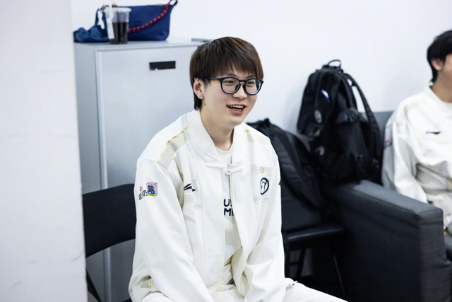 Cựu vương CKTG bị yêu cầu giải nghệ sau màn