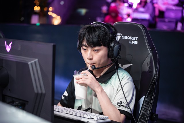 Màn thể hiện của ShowMaker đang được xem là lý do chính khiến DK có chuỗi thua hiện tại (6 trận thua liên tiếp tính cả trận T1) Màn thể hiện của ShowMaker đang được xem là lý do chính khiến DK có chuỗi thua hiện tại (6 trận thua liên tiếp tính cả trận T1)