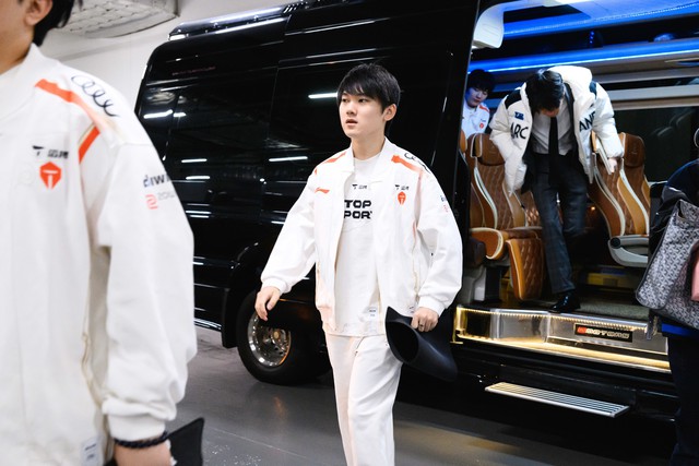 Cựu vương CKTG lập