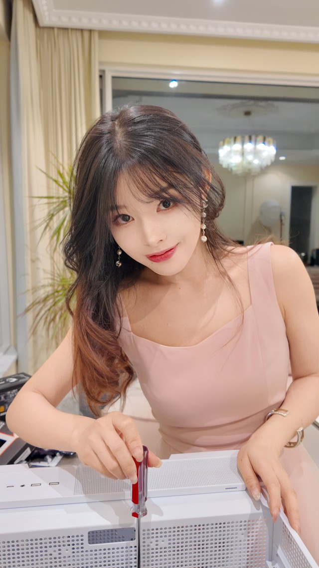 Nhan sắc vợ cựu vương CKTG gây sốt, món quà tặng chồng càng khiến fan