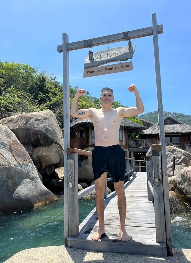 "Cặp đôi hot nhất nhì Vbiz" Thủy Tiên - Công Vinh gây sốt với hình ảnh mới sau nửa năm ở ẩn cv1 1750990415 750 width660height910