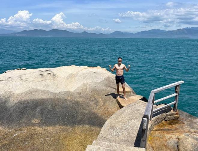 Công Vinh đã gần 40 nhưng vẫn giữ được vóc dáng săn chắc.