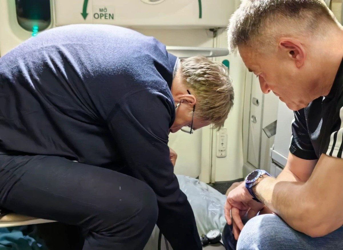 Bộ trưởng Y tế Nga cứu sống hành khách trên chuyến bay: Nạn nhân rơi vào tình huống nguy kịch như thế nào?- Ảnh 1.