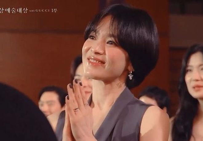 Clip hot: Song Hye Kyo bật khóc ở Baeksang 2025 vì 1 người, nhìn cái ôm biết ngay mối quan hệ cực đặc biệt- Ảnh 1.