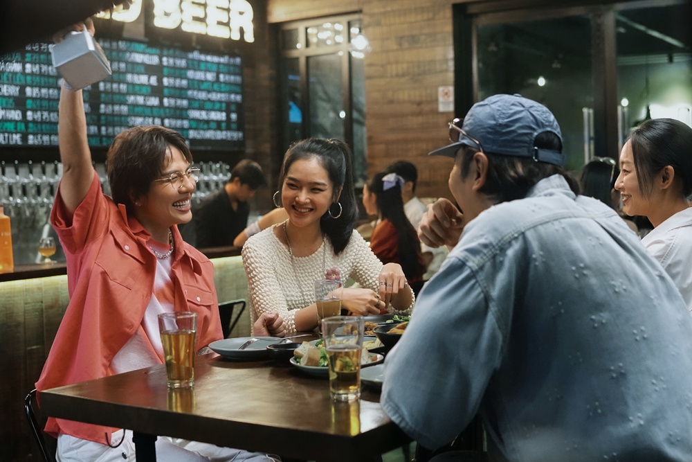 Tóm dính sao hạng A Hàn Quốc đến Sài Gòn ngồi trà đá, ăn bánh mì nhưng không ai nhận ra- Ảnh 7.